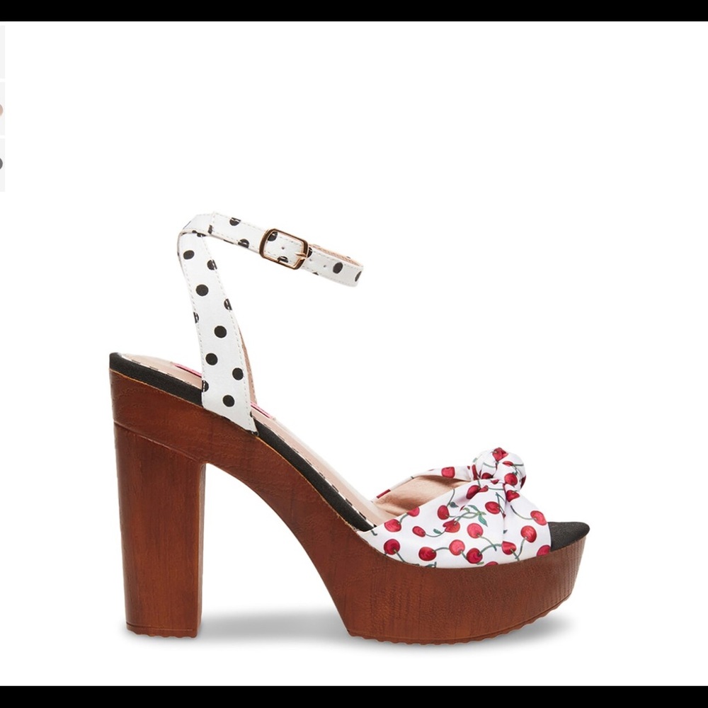 NWOT Betsy Johnson Nellie platform sandal